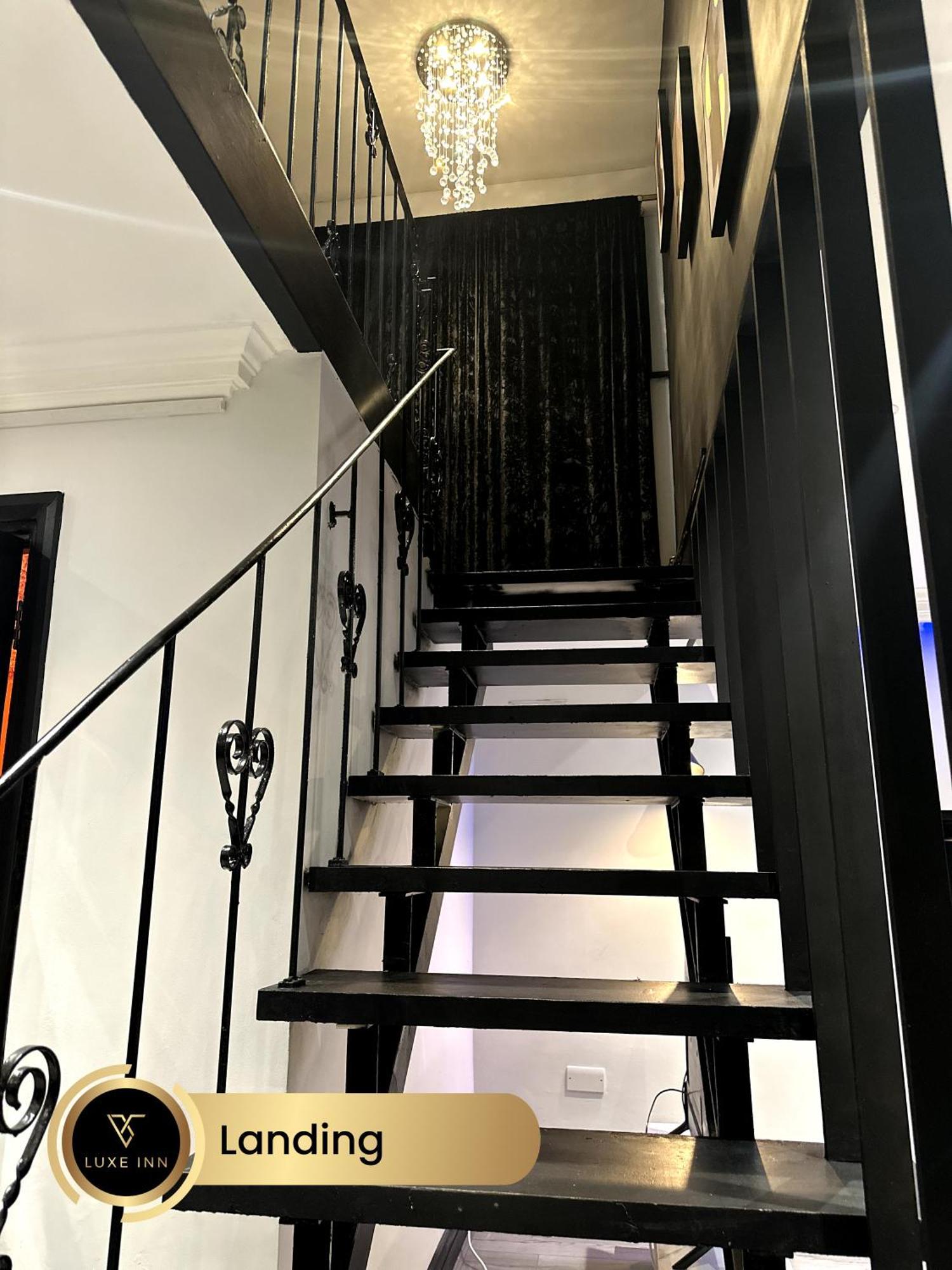 4 Bedroom House, Heathrow Airport, Luxe Inn Colnbrook Exteriör bild