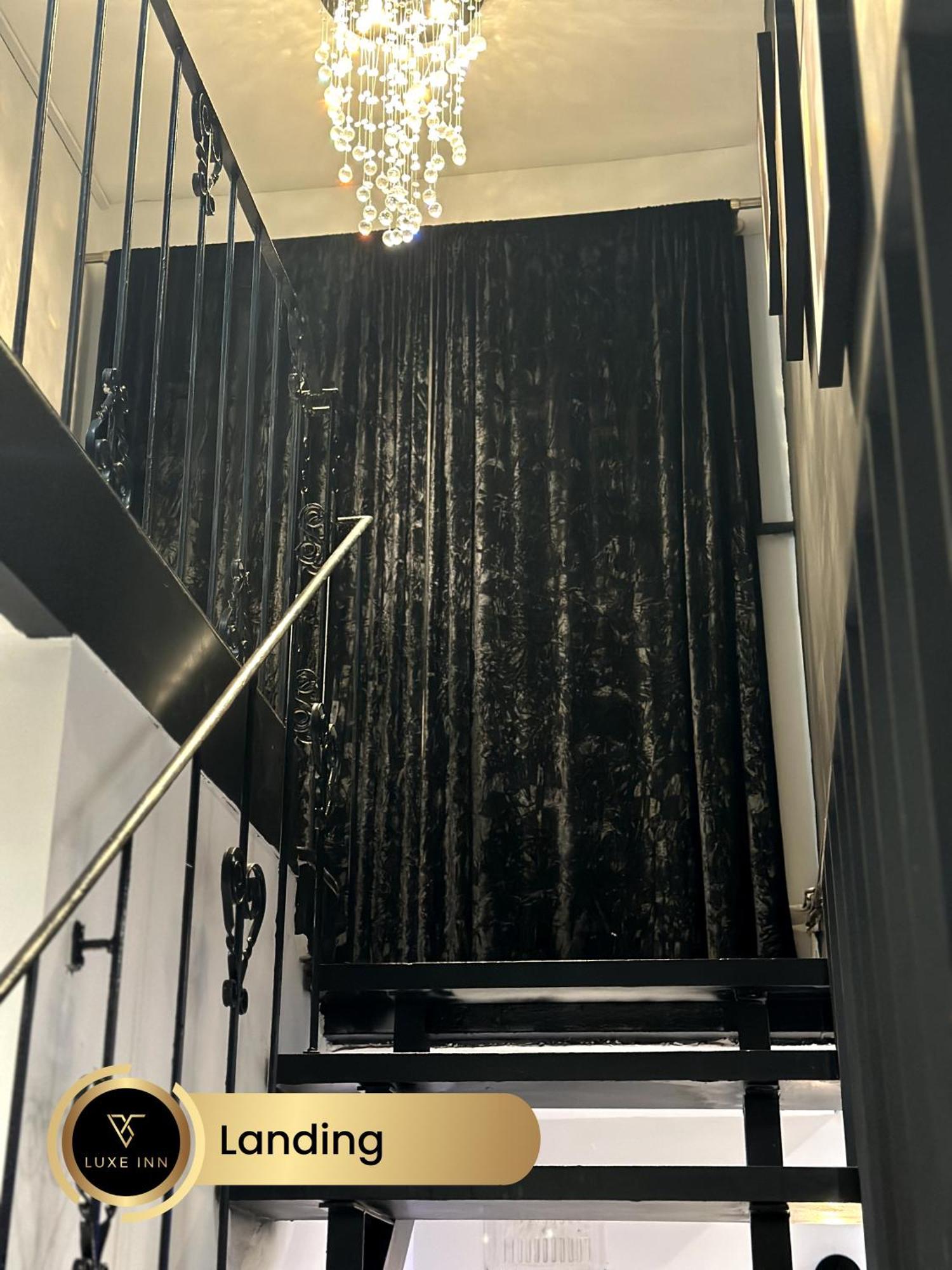 4 Bedroom House, Heathrow Airport, Luxe Inn Colnbrook Exteriör bild