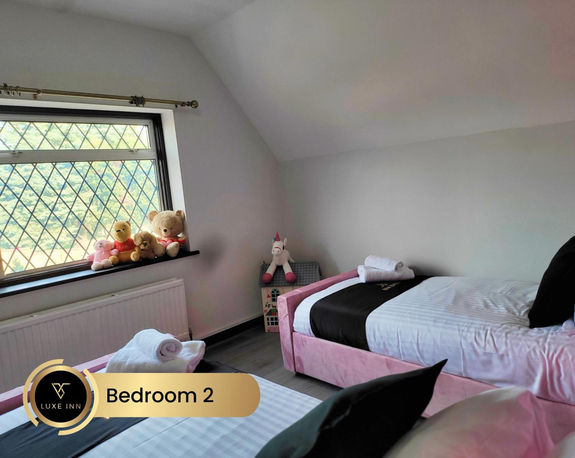 4 Bedroom House, Heathrow Airport, Luxe Inn Colnbrook Exteriör bild