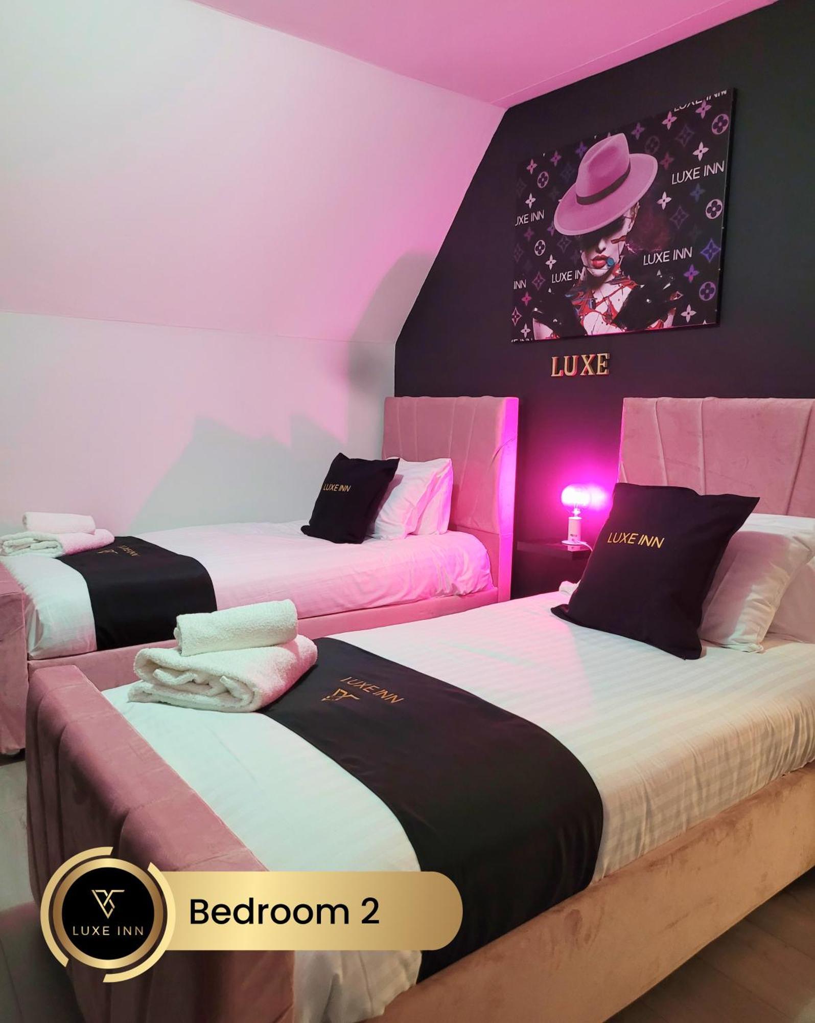 4 Bedroom House, Heathrow Airport, Luxe Inn Colnbrook Exteriör bild