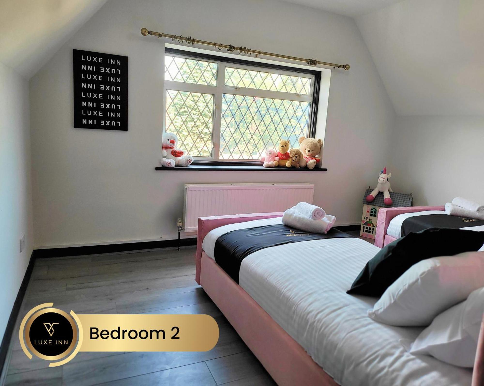 4 Bedroom House, Heathrow Airport, Luxe Inn Colnbrook Exteriör bild