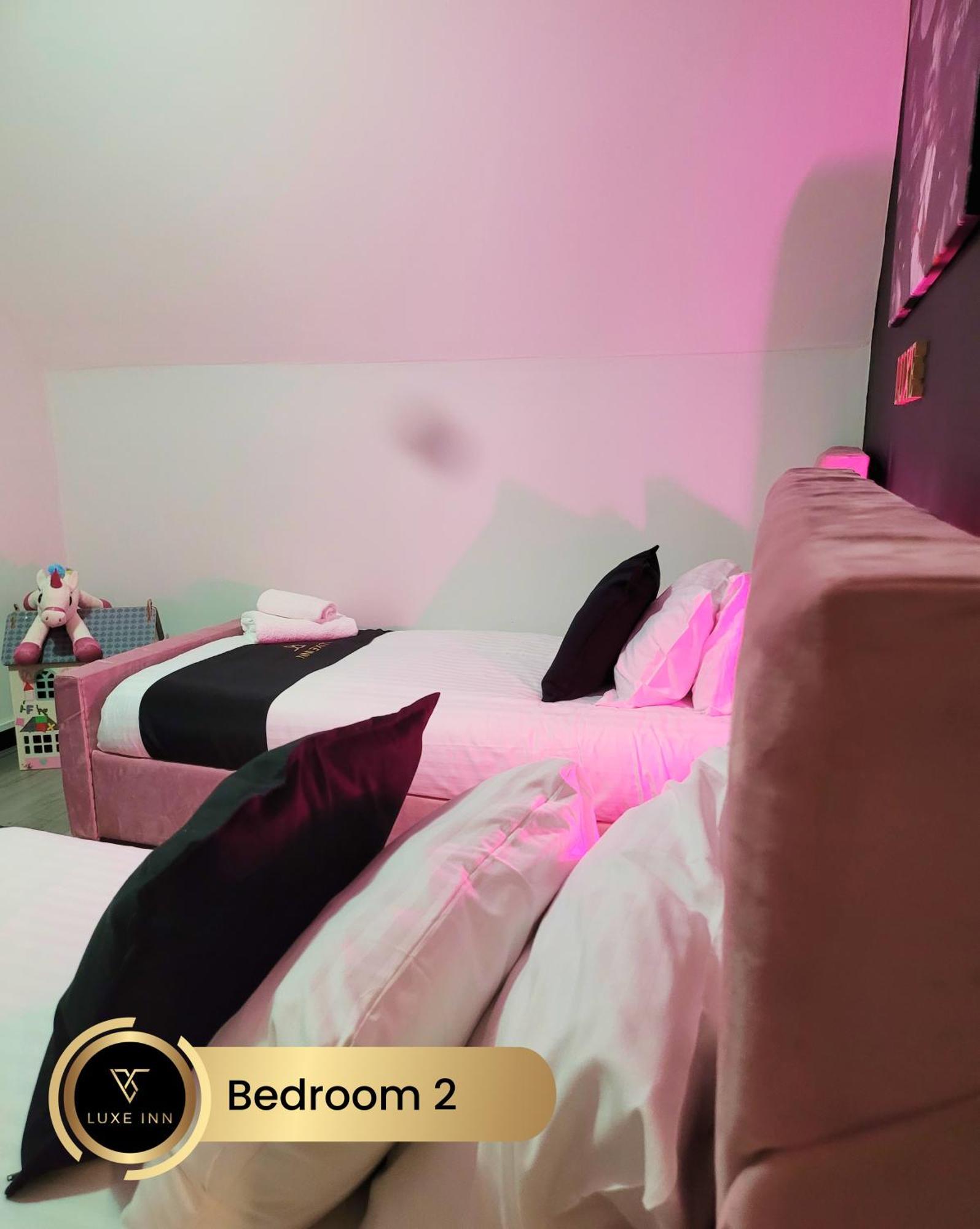 4 Bedroom House, Heathrow Airport, Luxe Inn Colnbrook Exteriör bild