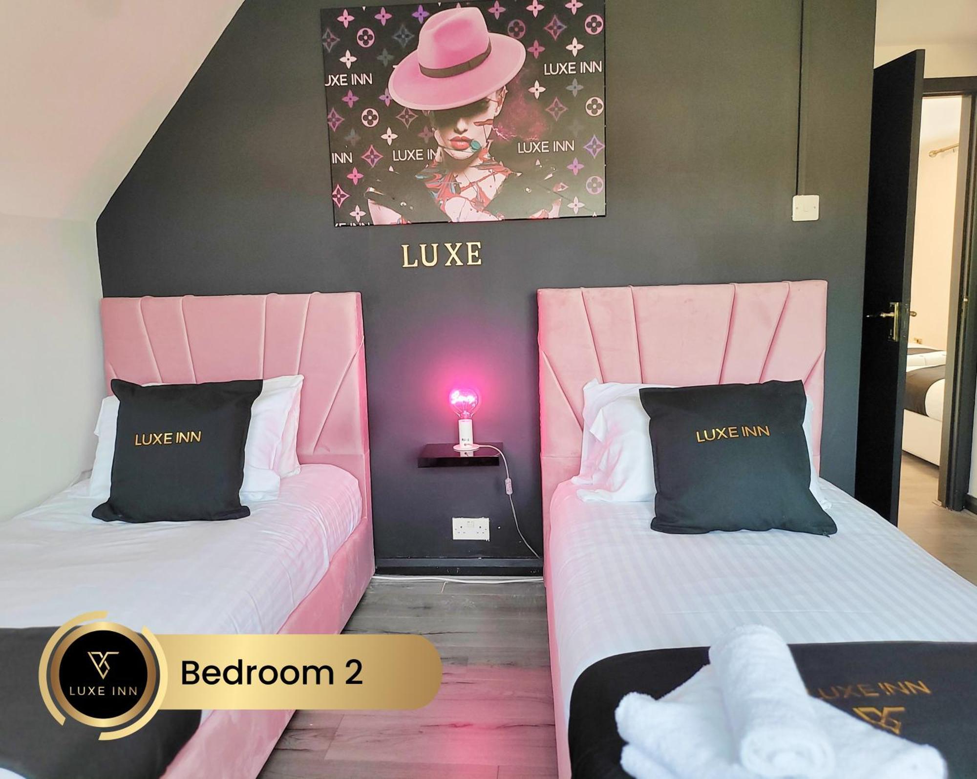 4 Bedroom House, Heathrow Airport, Luxe Inn Colnbrook Exteriör bild